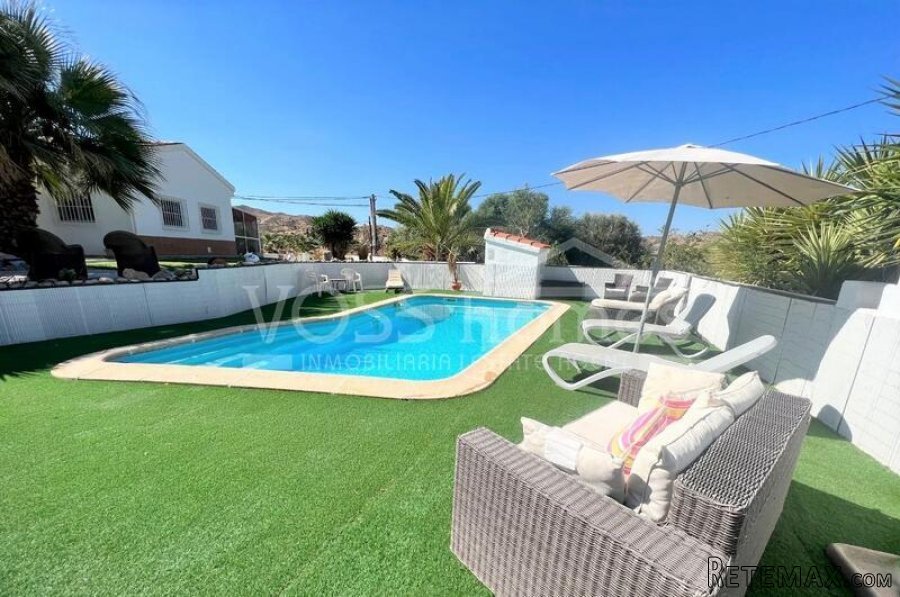 A very unusual 3 bed, 2 bath villa ot 133m2 with a mixture.. - 14
