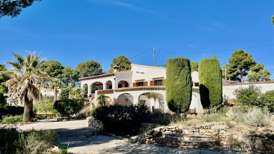 Located in the popular Baladrar area of Benissa Costa..