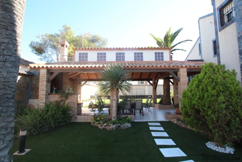 5 Bedrooms - Villa - Alicante - For Sale