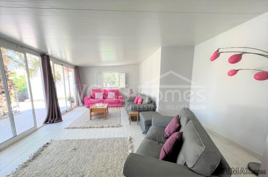 A very unusual 3 bed, 2 bath villa ot 133m2 with a mixture.. - 16