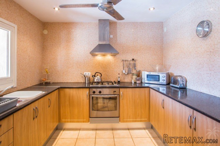 This 6 bedroom finca sits on a gently sloped plot in the.. - 6