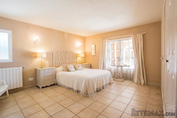 This 6 bedroom finca sits on a gently sloped plot in the.. - 7