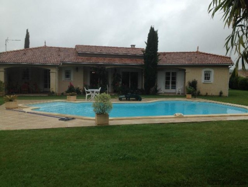 House And Swimming Pool Close To Eymet