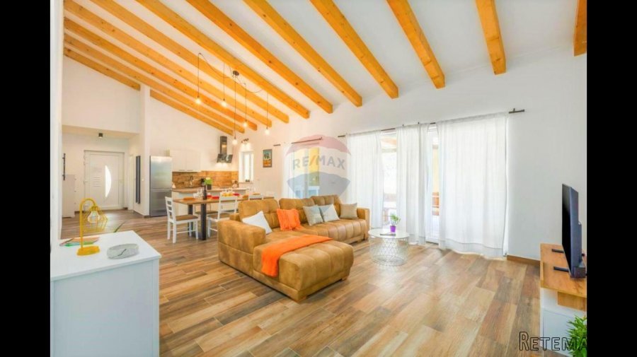 Istra,Kanfanar-2km-medena prizemnica na 880m2 okućnice