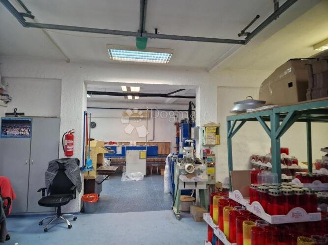 Poslovni prostor: 300 m2 - 3