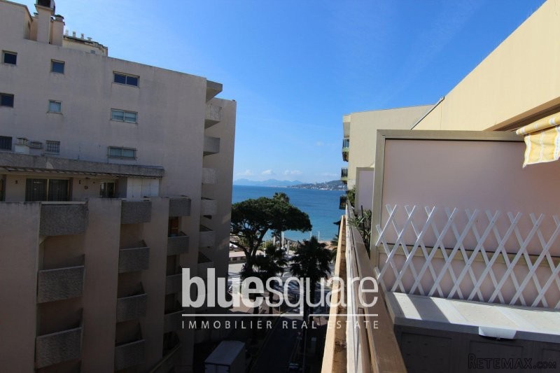 Top floor studio with balcony and sea..