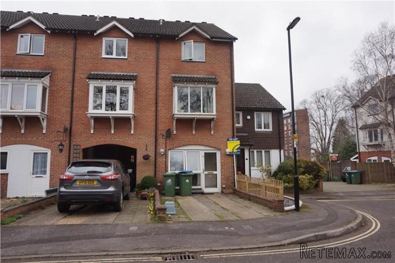 4 Bedrooms - House - Hampshire - For..