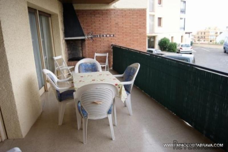 ROSES: Large apartment located very..