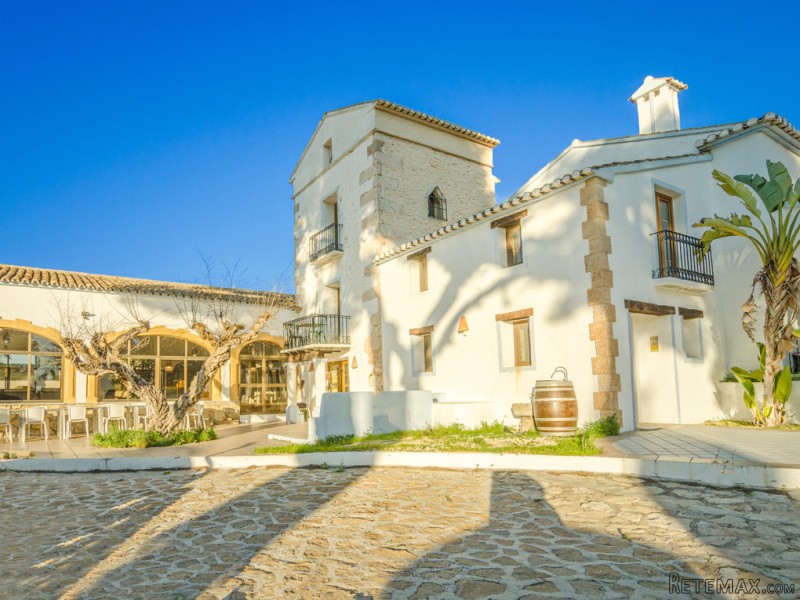 9 Bedrooms - Villa - Alicante - For Sale