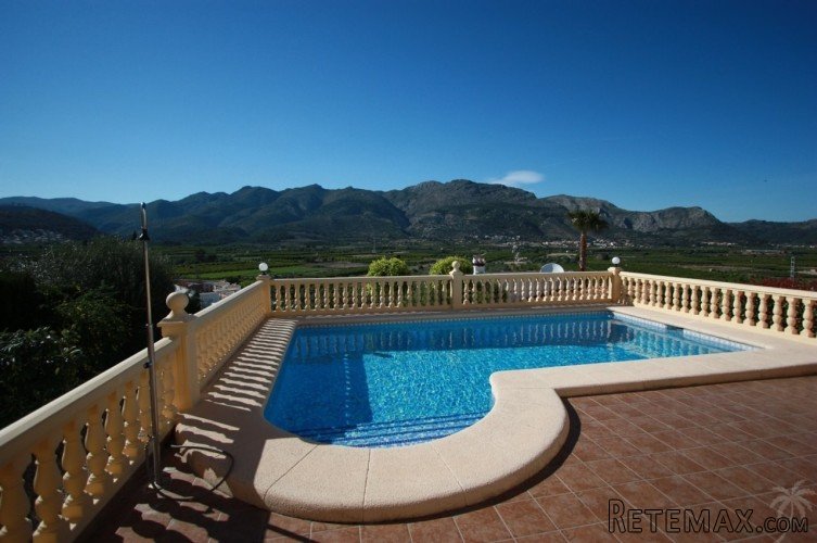 Beautiful 4 bedroom villa for sale situated at only a short.. - 2