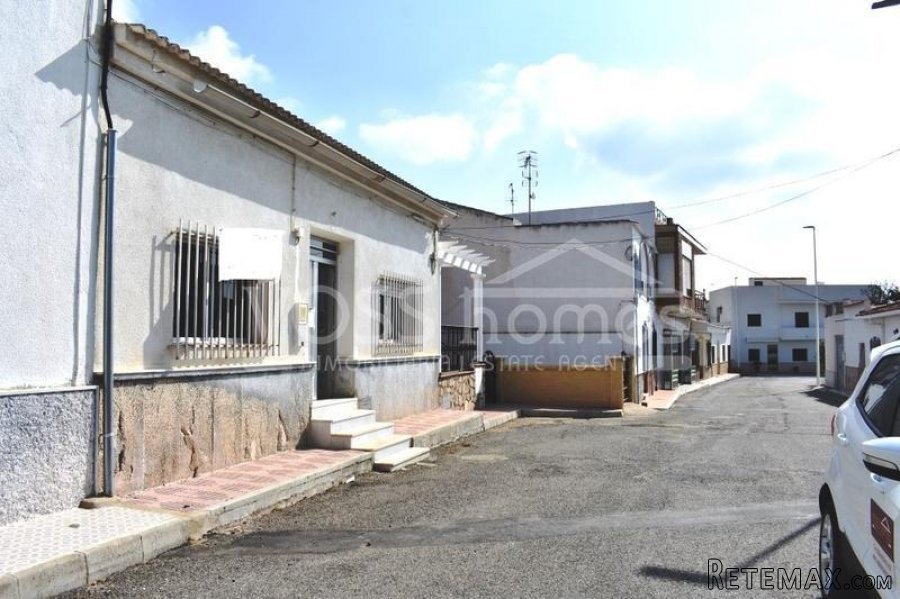 A 3 bedroom, 1 bathroom village house of 98m2 with garage.. - 3