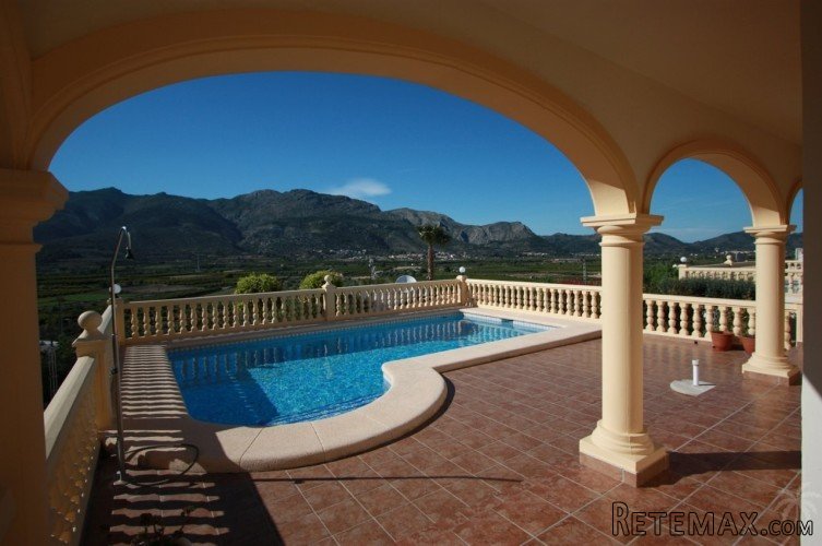 Beautiful 4 bedroom villa for sale situated at only a short.. - 3