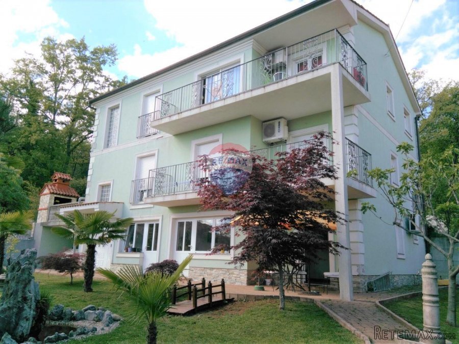KASTAV - samostojeća kuća s 2 stana, okućnica, garaža