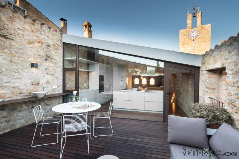 Outstanding house for sale in a small..