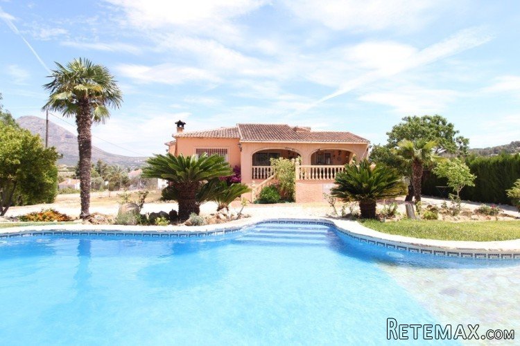 This Villa is located in a quiet area of Javea near the.. - 3