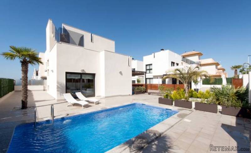 5 Bedroom 3 Bathroom Villa In..