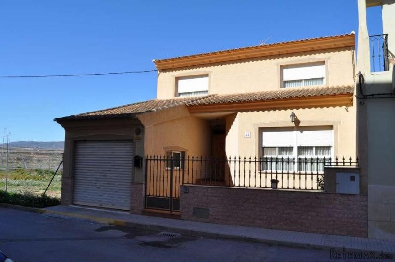 Well built 5 bedroom central townhouse..