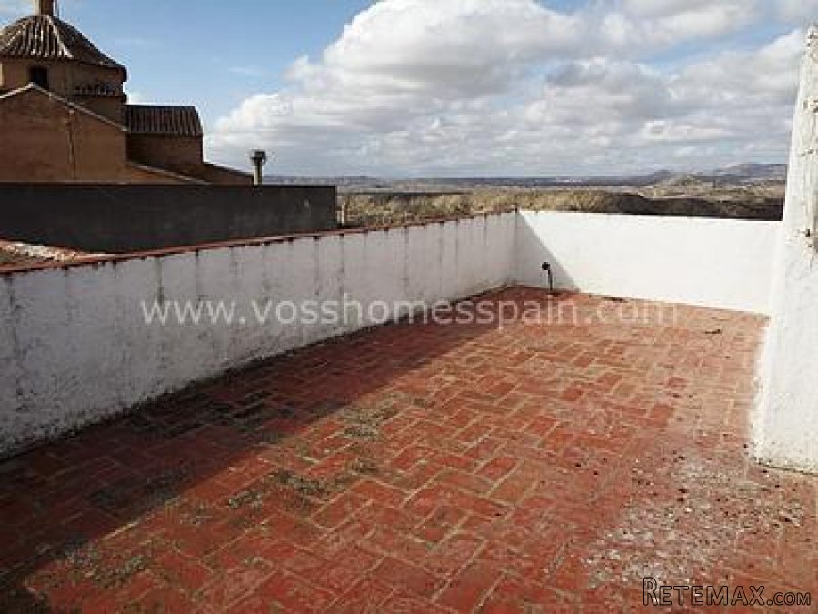A large 5 bed, 2 bath village house with three storeys and.. - 2