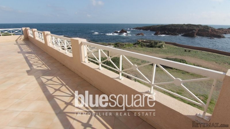 Waterfront apartment with stunning sea..