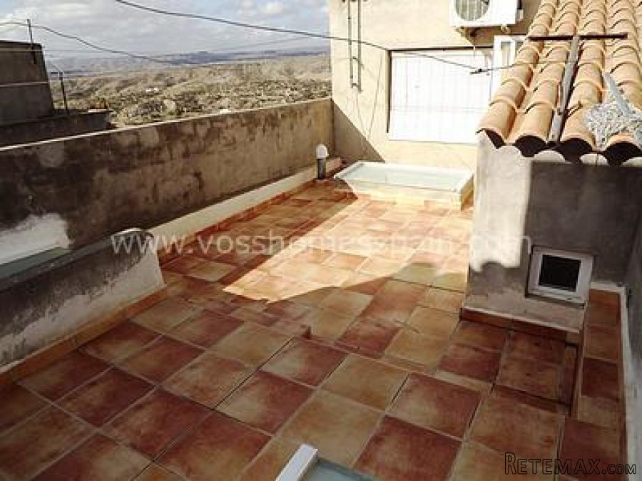 A large 5 bed, 2 bath village house with three storeys and.. - 5