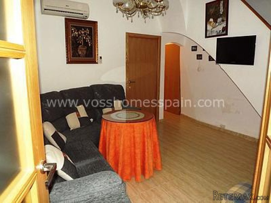 A large 5 bed, 2 bath village house with three storeys and.. - 6