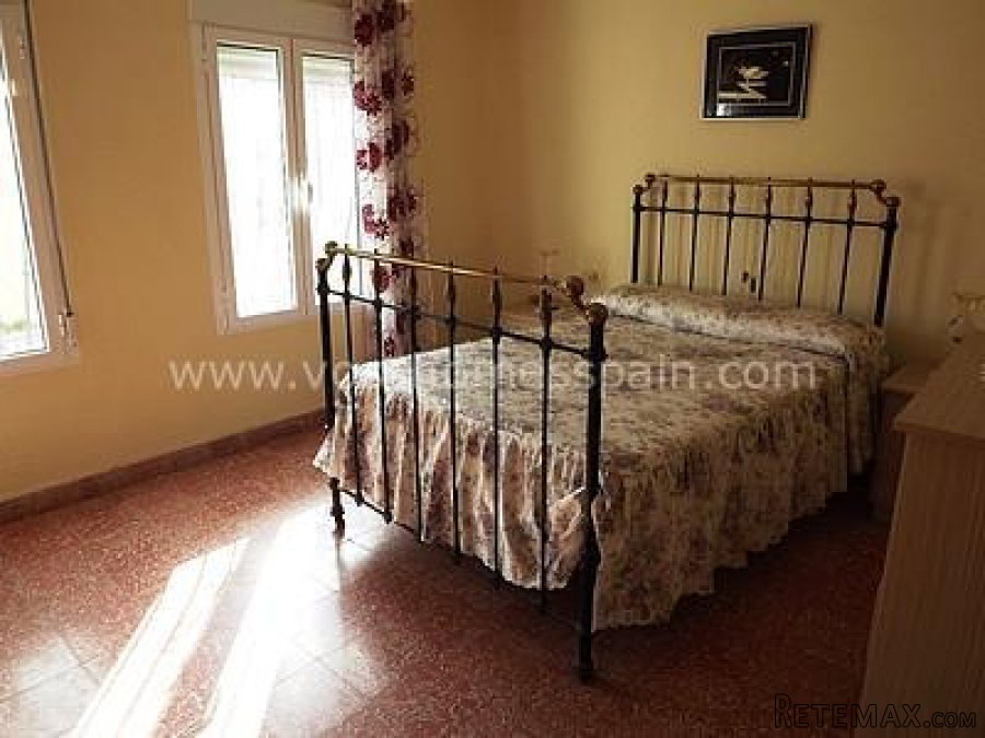 A large 5 bed, 2 bath village house with three storeys and.. - 9