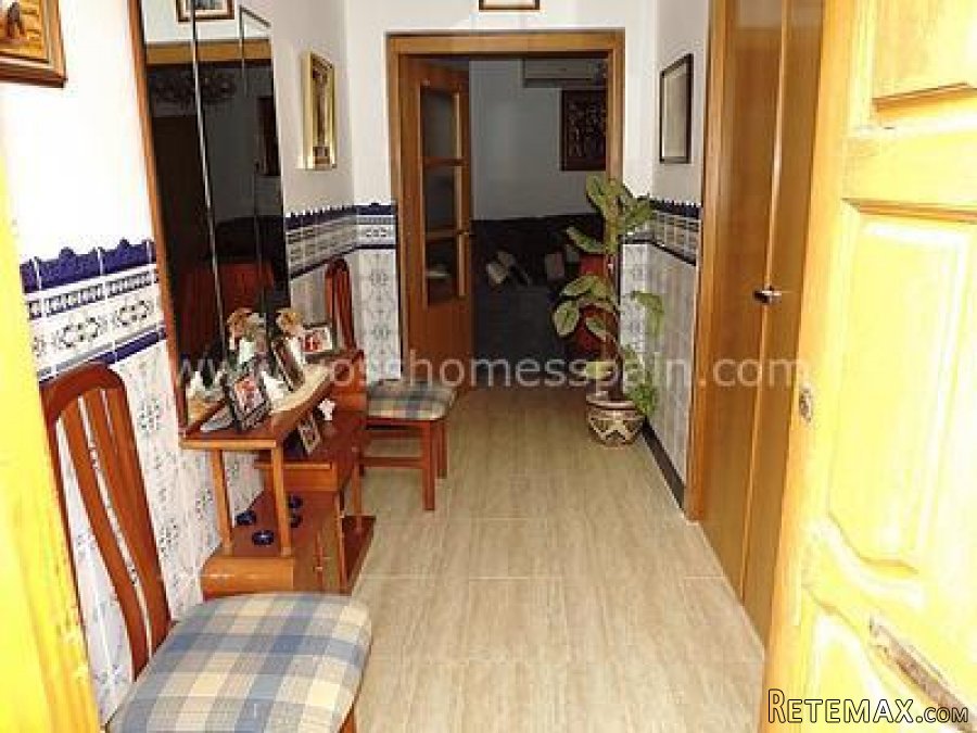 A large 5 bed, 2 bath village house with three storeys and.. - 10
