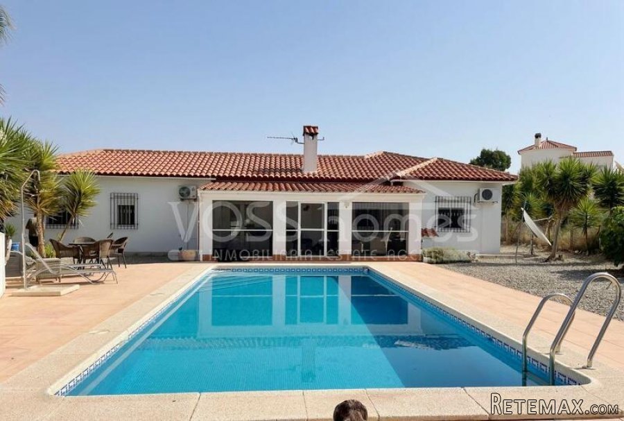 A spacious, modernised 3, bed, 2 bath villa of 131m2 with..