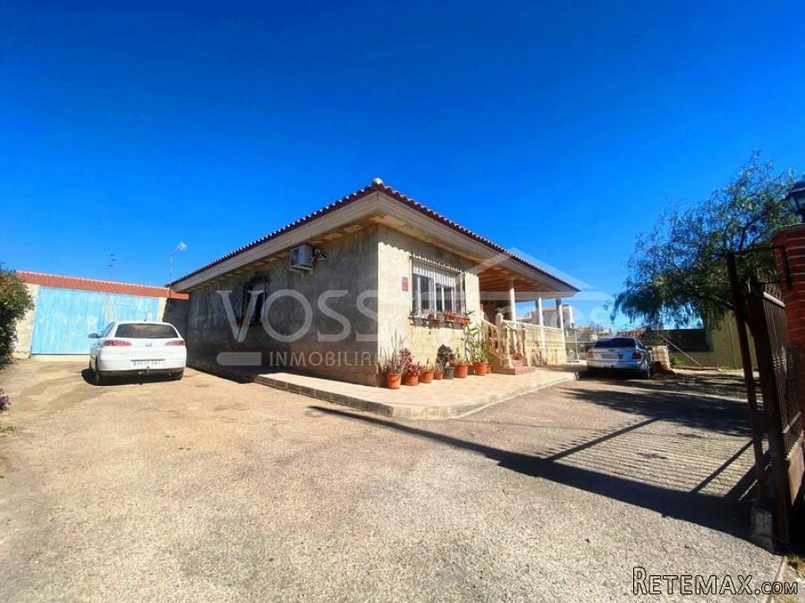 NEW LISTING TO VOSS HOMES - A large 4 bed, 2 bath Villa of..