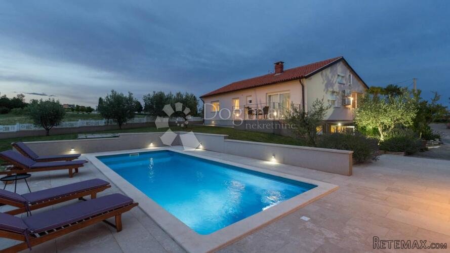 Vila sa bazenom i prekrasnom okućnicom
