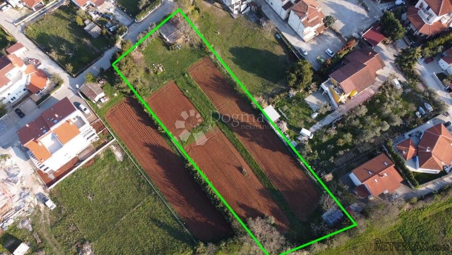 Prelijepo zelenilom osunčano građevinsko zemljište