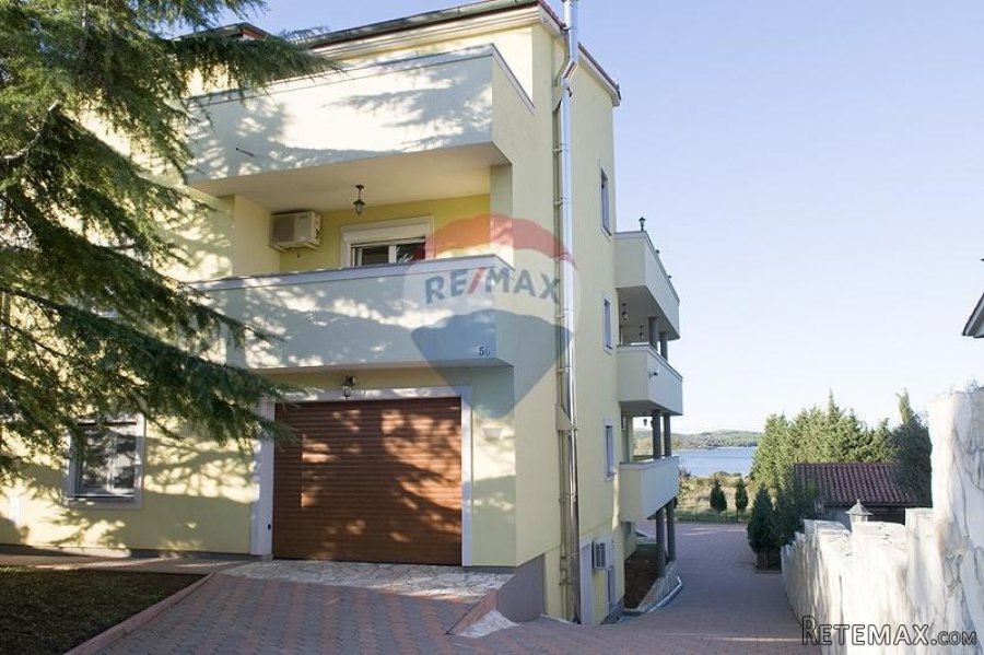 Ista, Medulin, apartmanska kuća sa bazenom 150m od mora