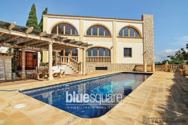 Stunning well-kept villa with panoramic..