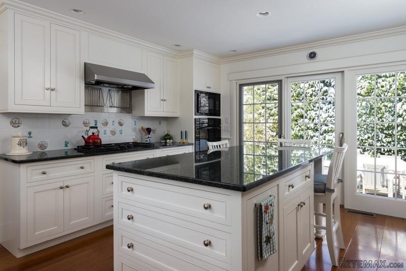6 bedroom House For Sale: 12 South..