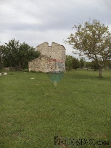 Istra,stara stancija okružena prirodom