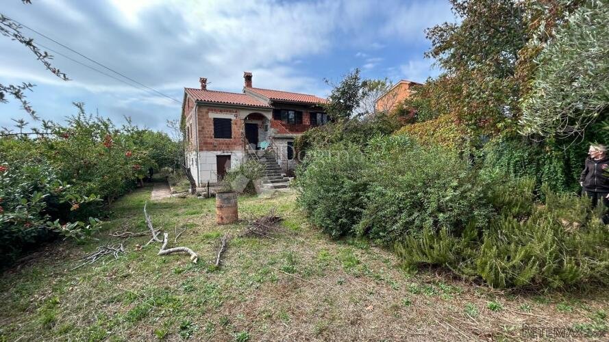Samostojeća kuća u roh-bau fazi s useljivim stanom - Krnica