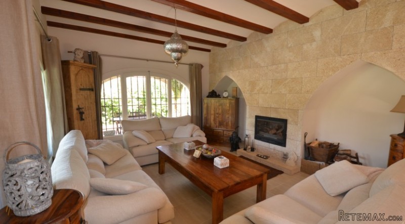 V1550 - Charming 4 Bed Villa In..