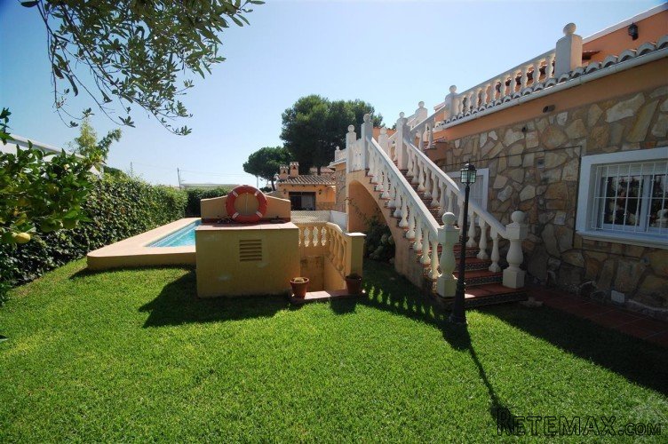 Villa in Denia, located 400m to the beach and 12.5 km to.. - 2