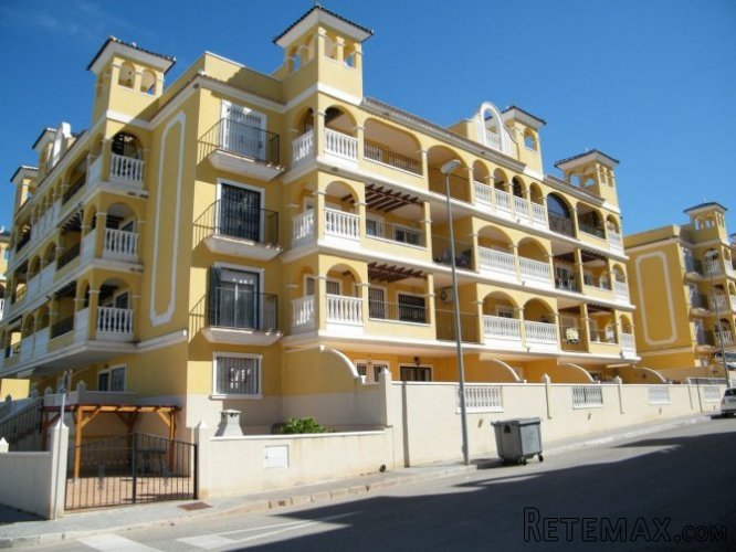 This is an immaculate, south facing, second floor apartment..