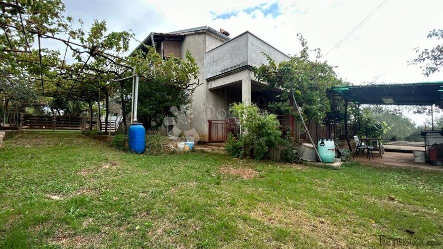KUĆA SA DVA STANA I VELIKOM OKUĆNICOM - blizina mora