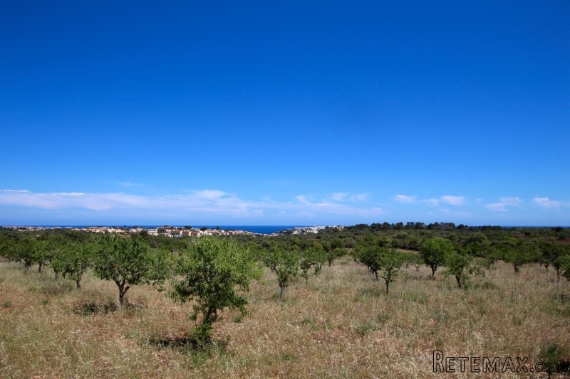 Rustic plot with beautiful views to the..