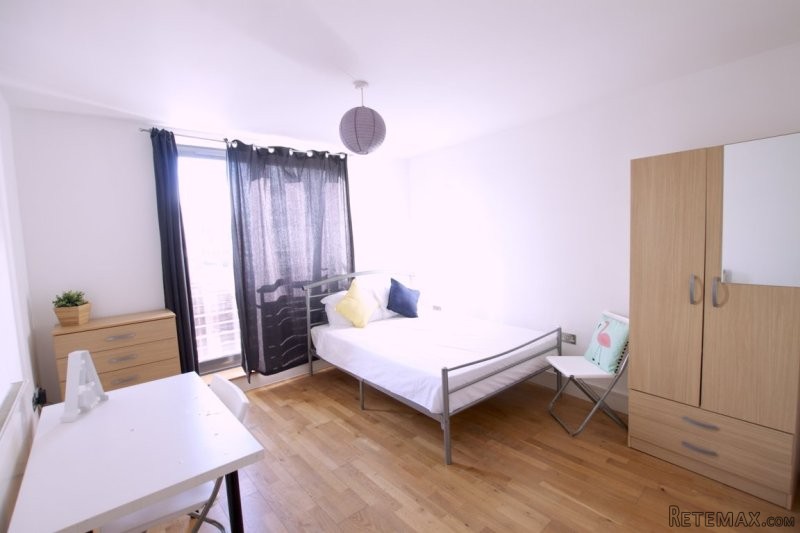 Single with double bed near Canary..