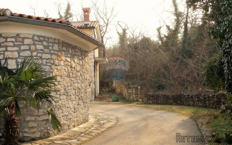 KAMENA KUĆA ZA ADAPTACIJU SA IMANJEM I ŠUMOM - 3
