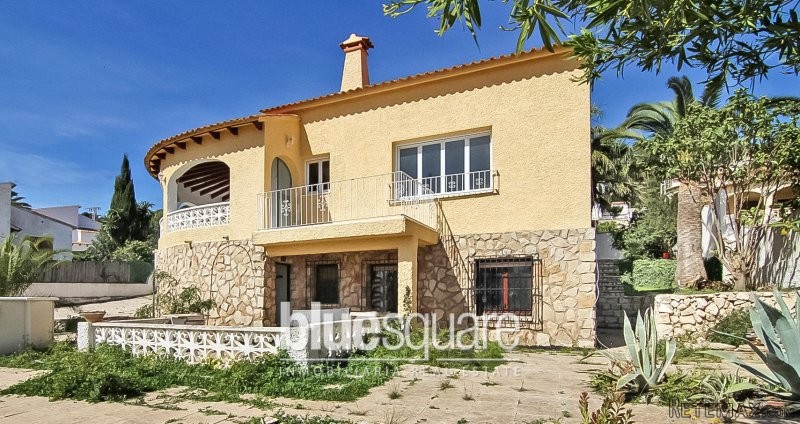 Villa in need of renovation in Gran..