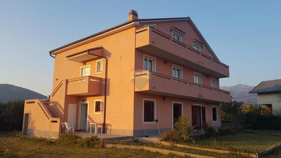 Grobnik, Dražice - kuća površine 372 m2 na mirnoj lokaciji