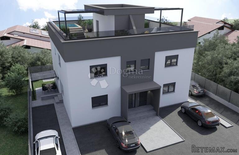 Prizemni apartman s dvorištem, 350 m od mora