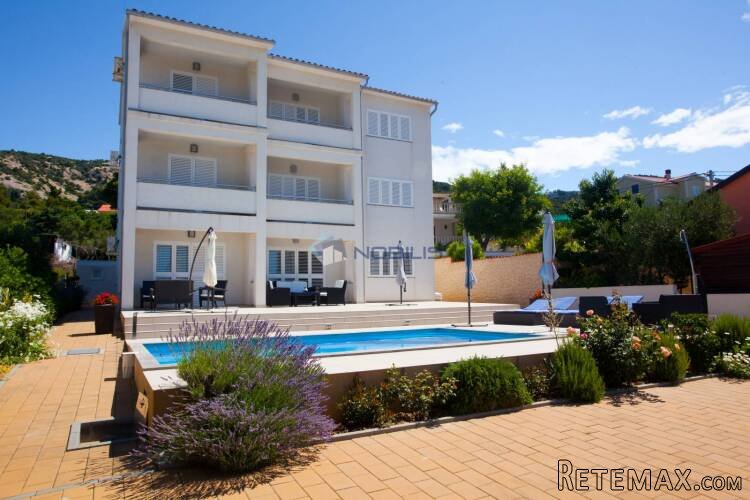 Rab, Banjol - kuća sa 6 apartmana i bazenom, okućnica 865m2