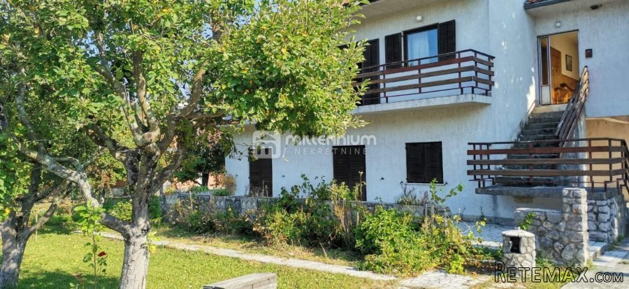 Podhum, kuća od 200m2 s 2 garaže i velikom okućnicom