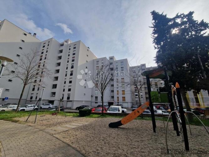 BULEVAR - STAN 60 M2 S POGLEDOM NA MORE - 2