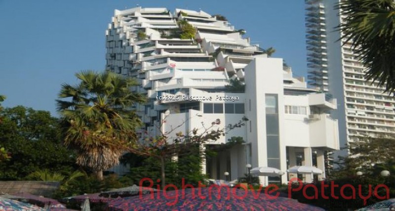 2 Bedroom Condo for sale in Wongamat -..